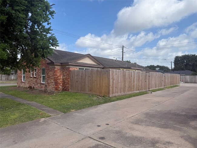 Building Photo - 6525 Renwick Dr
