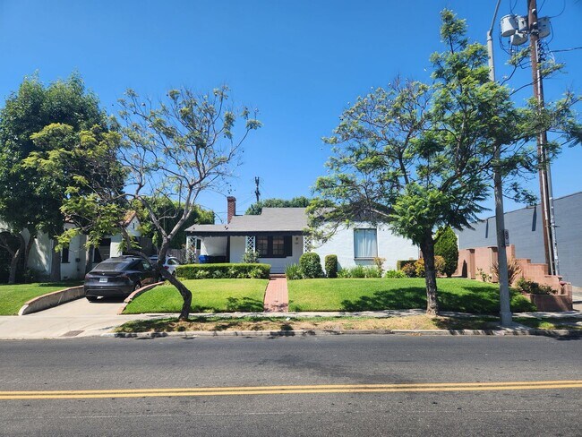 Building Photo - Miracle Mile 3bed/2 bath House with two Gated Yards for Lease!