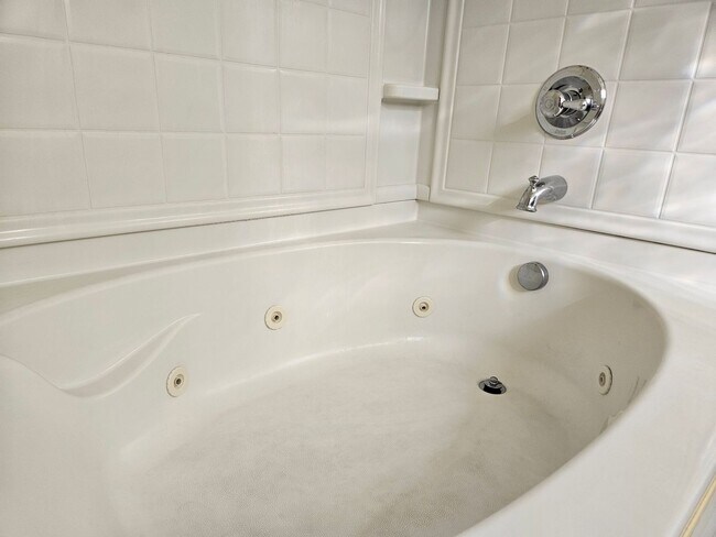 Building Photo - Ivy Square Patio Home