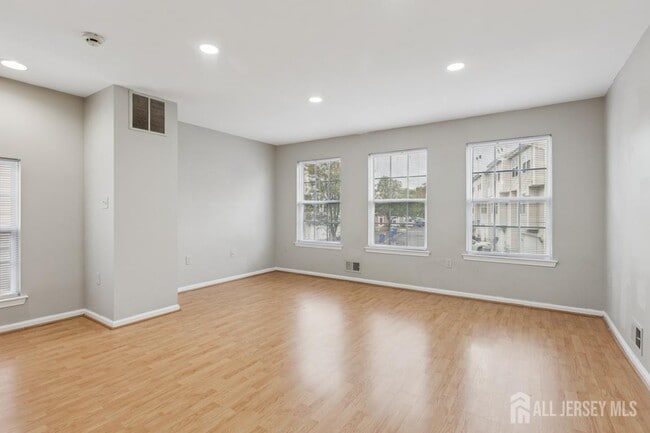 Building Photo - 121 Giera Ct