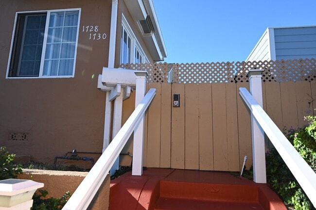 Building Photo - Very Cute 1 Bd/1Ba back half of duplex.