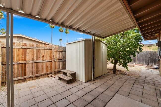 Building Photo - Maintained Mesa rental offering comfort, convenience, and easy access to everything the East Vall...