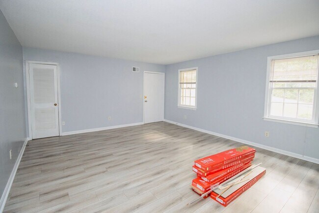 Building Photo - Spacious 2 Bedroom, 1 Bath - Available NOW!