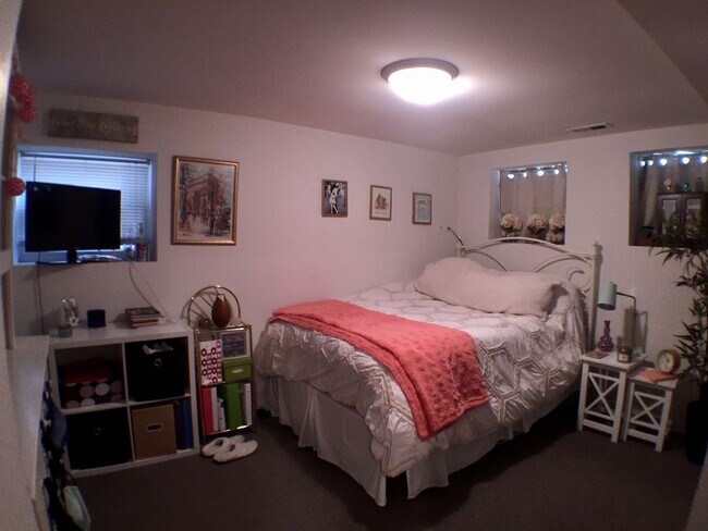 Building Photo - Duplexed Lakeview Three Bedroom Two Bath