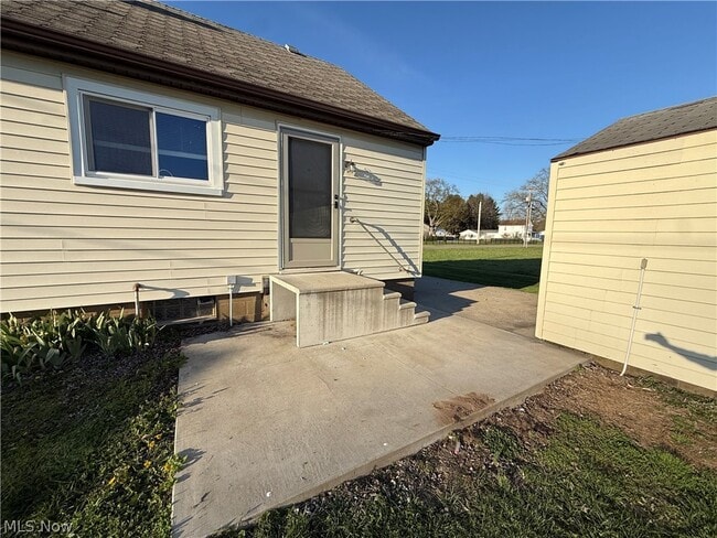 Building Photo - 2024 Delaware Dr SE