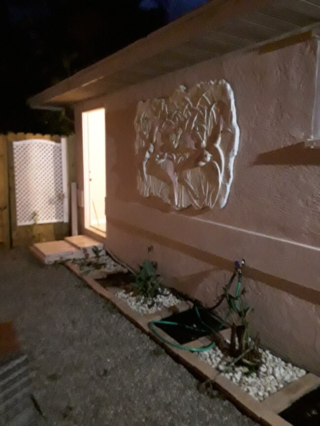 Building Photo - 118 SW Fairway Ave