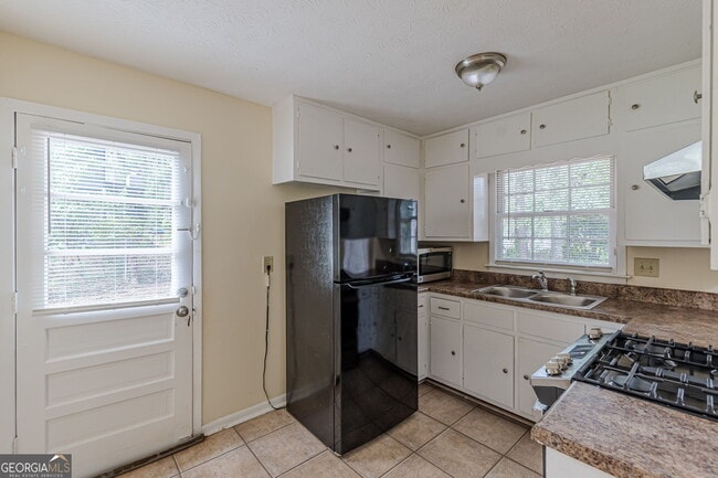 Building Photo - 828 Sheppard Way