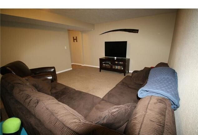 Building Photo - 4 bedroom, 3 bath Ranch Style Home