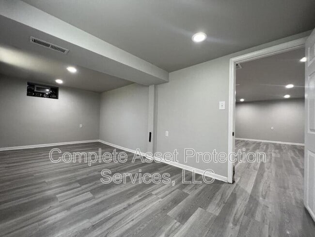 Building Photo - 2730 Strong St