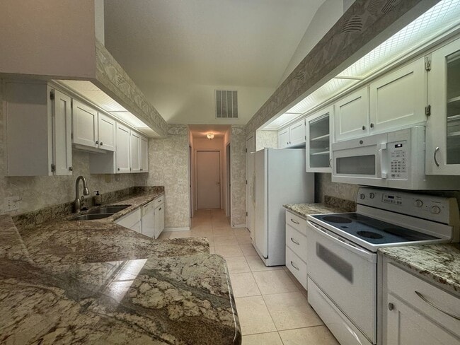 Building Photo - Charming 3-Bedroom Home in Broadmoor – Mov...