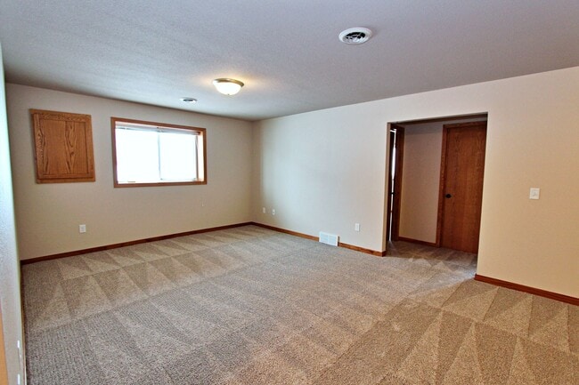 Building Photo - 4 Bedroom Townhome!