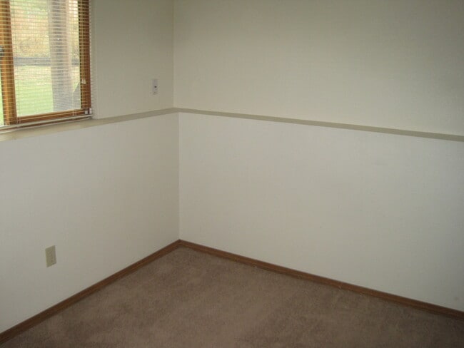 Building Photo - Near Ft Carson, 1342sf Bi-level, 3bd/2ba/2...