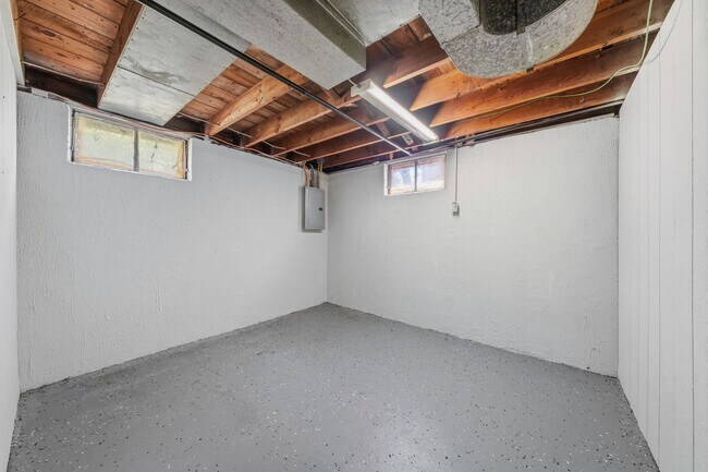 Building Photo - 8515 Jenny Dr