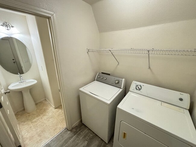 Building Photo - Beautiful 4Bed/2.5 Bath/2Car 2 Story Home nestled in this beautiful Southwest Community near Rhod...