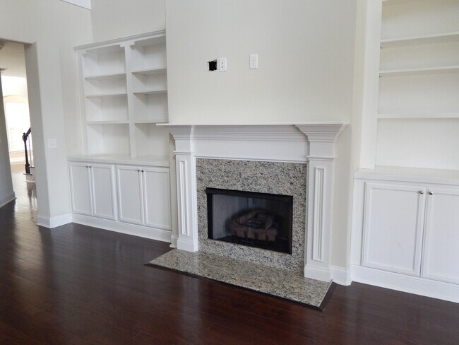 Building Photo - Spacious 6 bedroom, 4 bathroom home!