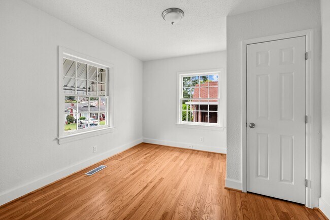 Building Photo - Charming 3 Bedroom 2 Bathroom Bungalow
