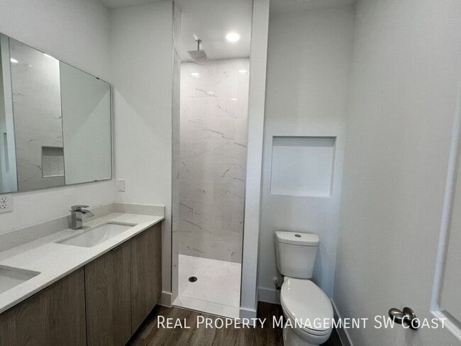 Building Photo - 1263 Hillcrest St E