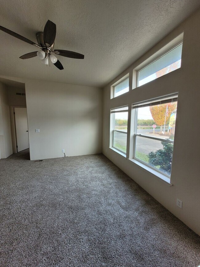 Building Photo - Pet Friendly 3 Bed : 2 Bath Home w/2 Car Garage & Access Ramp (Tangent)