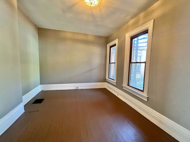 Building Photo - No Maintenence, Renovated Quiet Condo