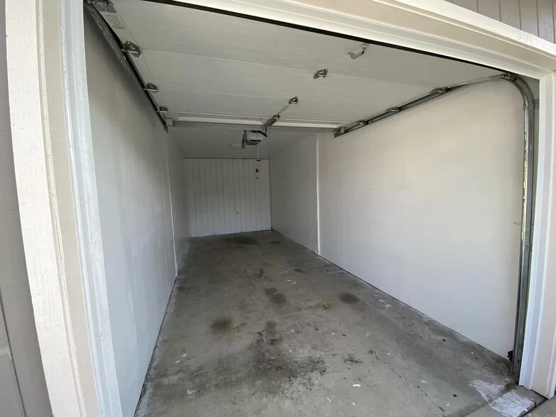 Garage - 235 Avenida Aragon