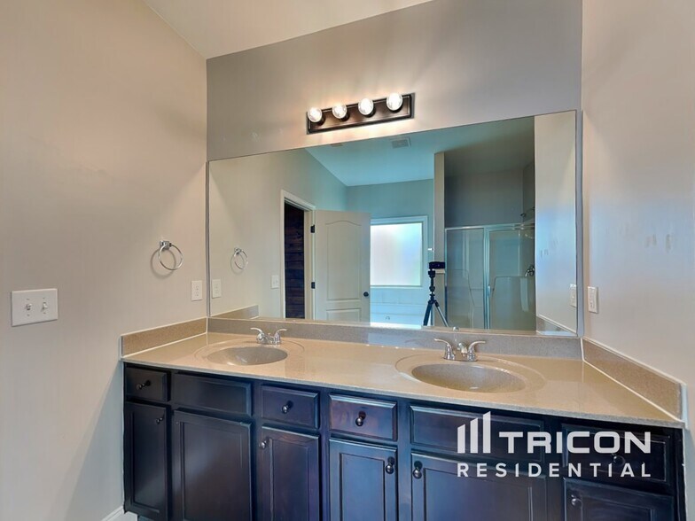 Building Photo - 2974 Olivine Dr SE