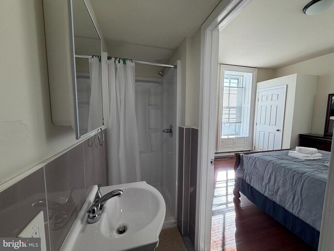 Building Photo - 171 E Walnut Ln