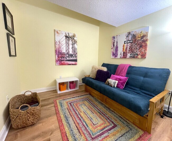 Building Photo - Reduced! Impeccably Maintained, Move-in Re...