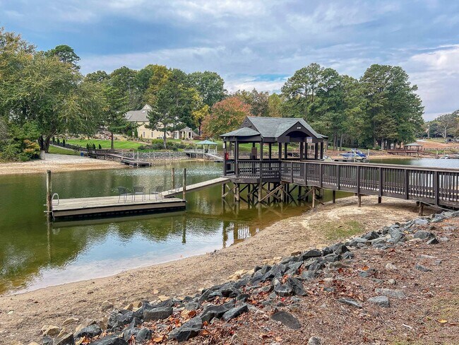 Building Photo - Amenity rich water front condo ready for move in!