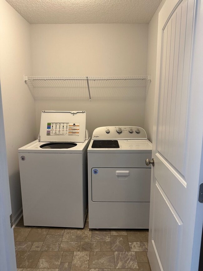 Building Photo - Tranquil South Retreat: Spacious 5-Bed Home with Fenced Yard, Pet-Friendly, Washer/Dryer Included