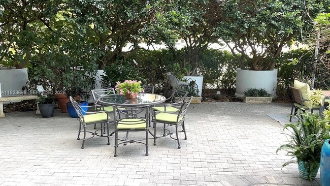 Building Photo - 1000 South Pointe Dr