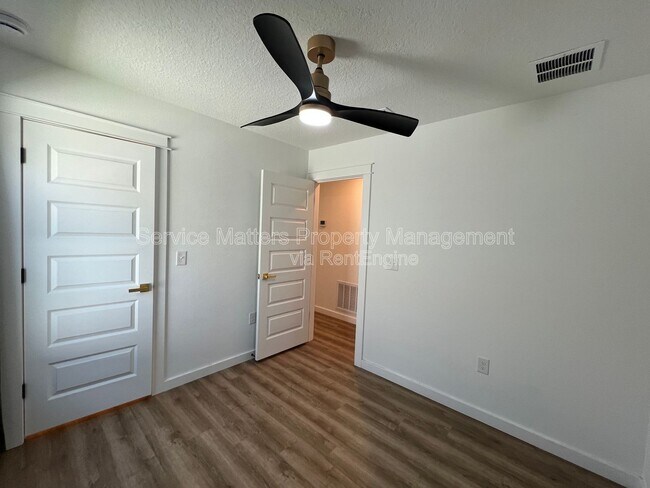 Building Photo - 3241 Damon Dr