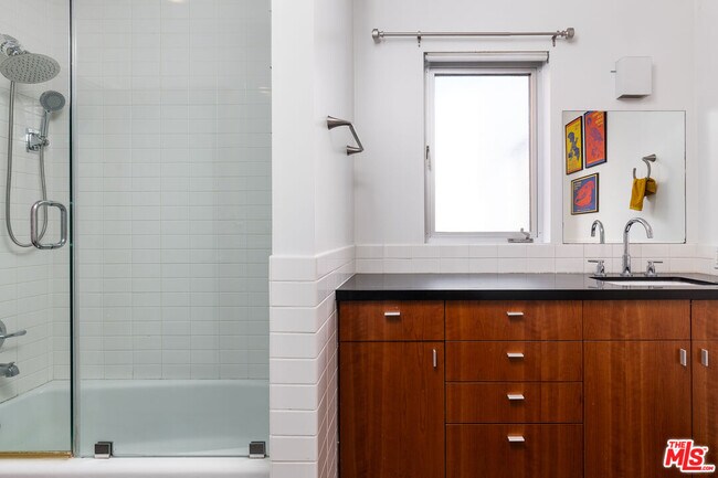 Building Photo - 900 N W Knoll Dr