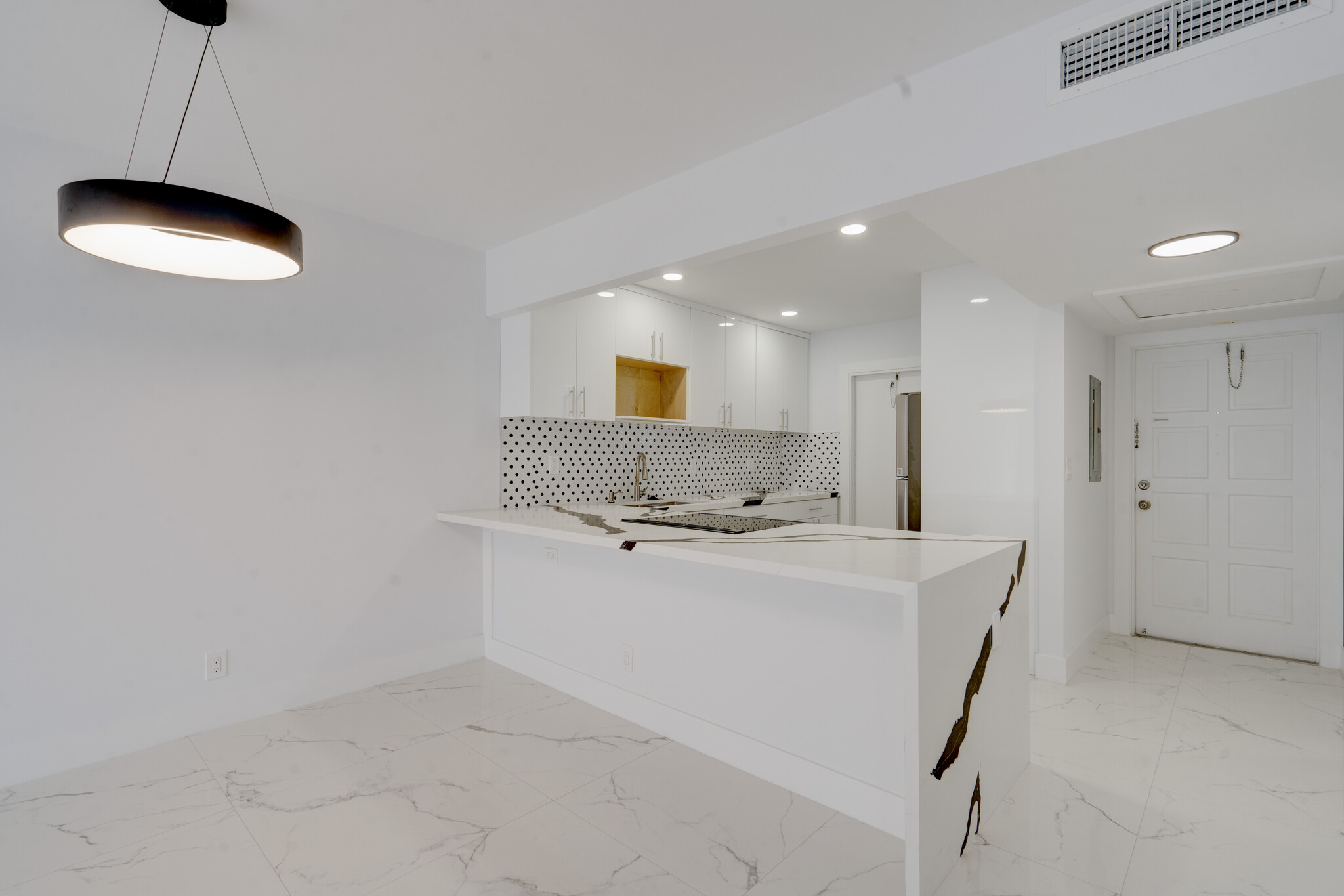Building Photo - 3050 N Palm Aire Dr