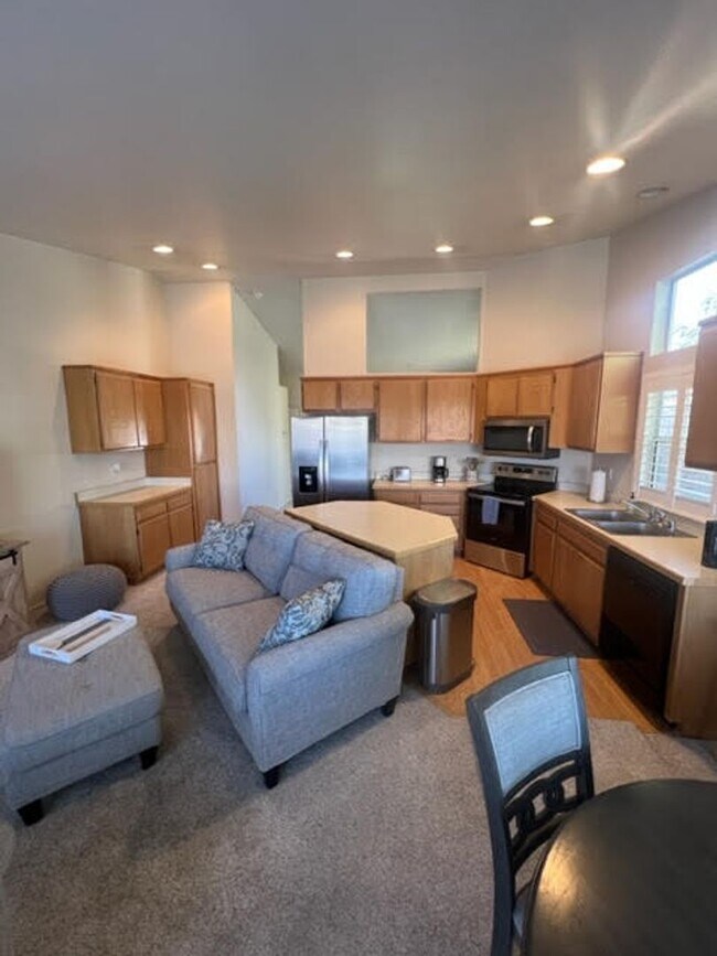 Building Photo - Clean Executive Rental Available Now