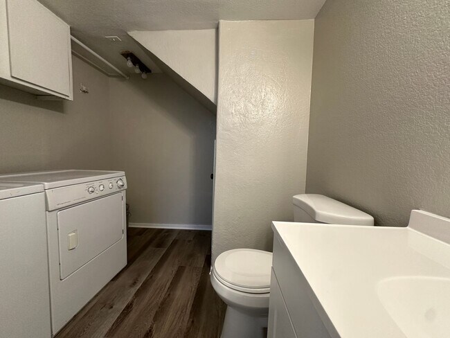 Building Photo - Spacious 2 Bed Townhome with Balcony, Washer/Dryer Included