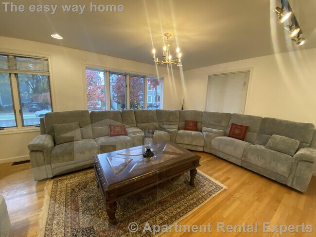 Building Photo - 309 Beacon St