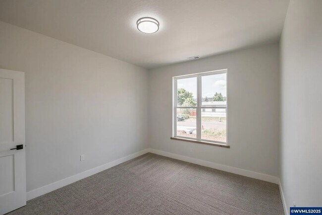 Building Photo - 4 Bedroom 2 Bath House