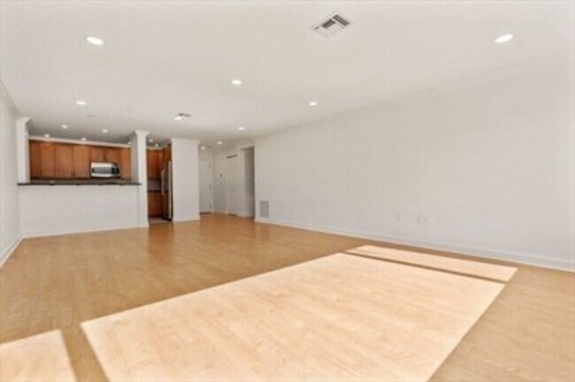 Building Photo - NEWTON 2 bed 2 bath - 9/1