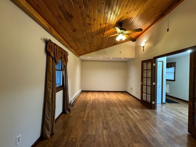 Building Photo - Rent free December ! Sign a lease in December and enjoy the rest of the month free!