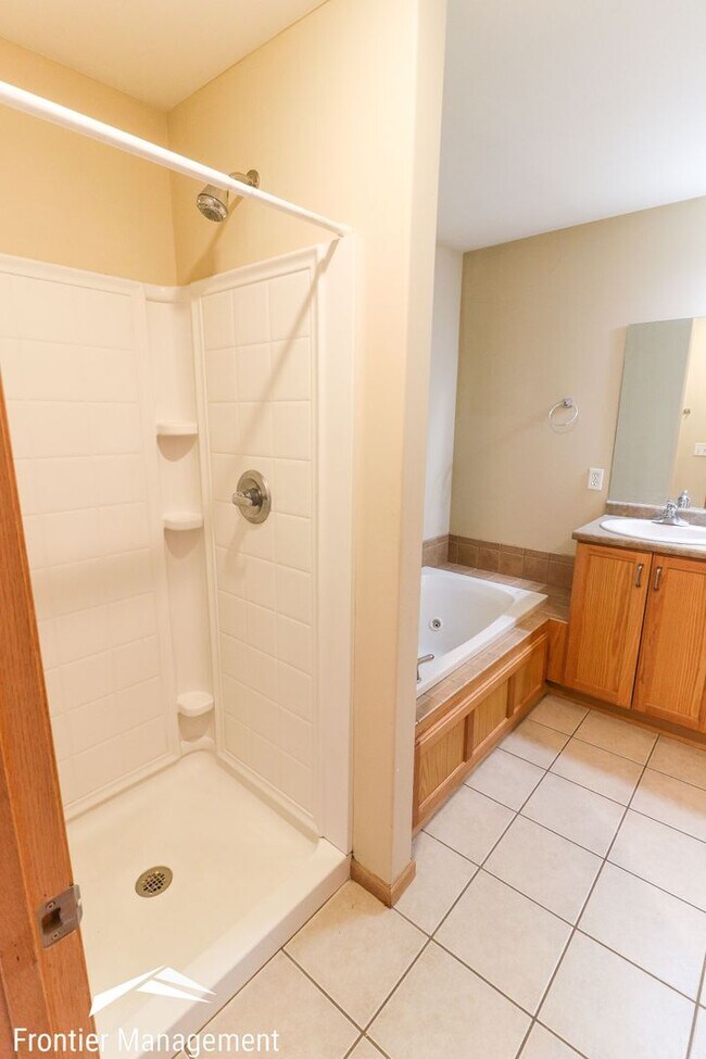 Building Photo - Amazing 3 bedroom 2.5 bathroom duplex in a quiet neighborhood!