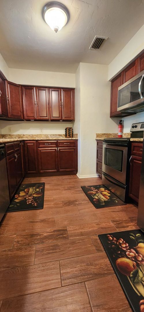 Building Photo - Charming 3-Bed, 2-Bath Home in Desirable N...