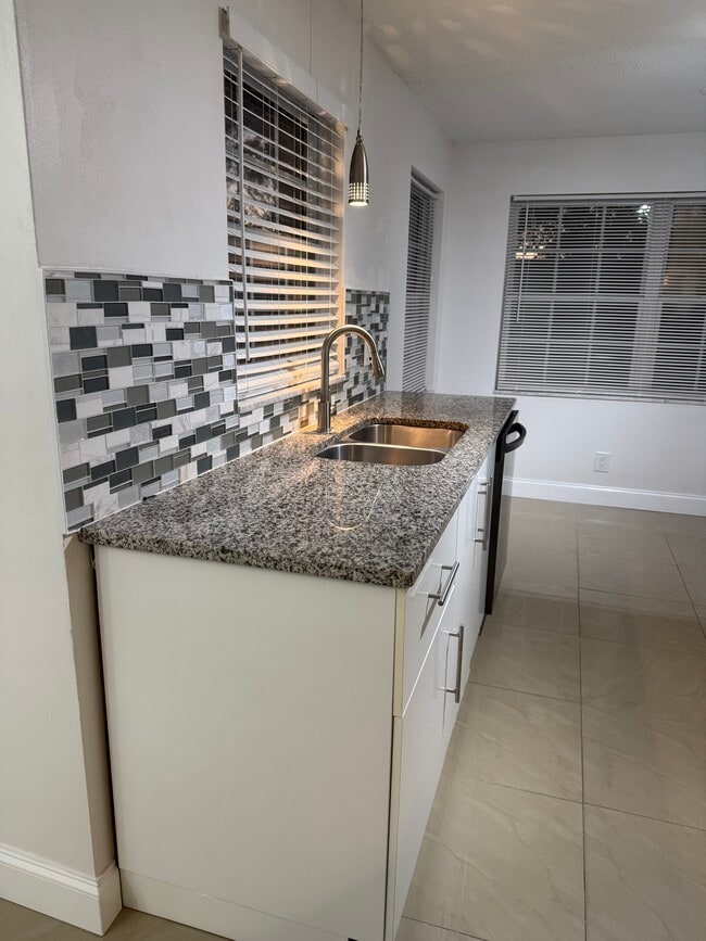 Building Photo - 1481 Barry St