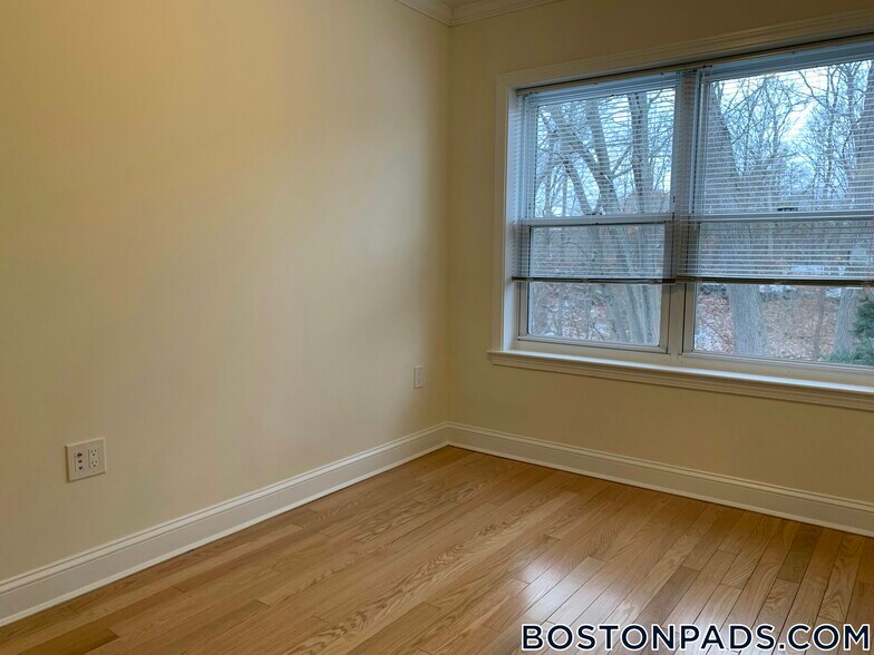 Building Photo - 172 Thornton Rd