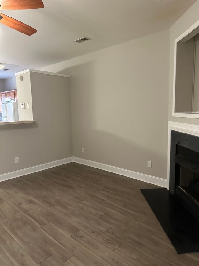 Building Photo - Nice 3 bedroom, 2.5 bath townhouse at Silv...