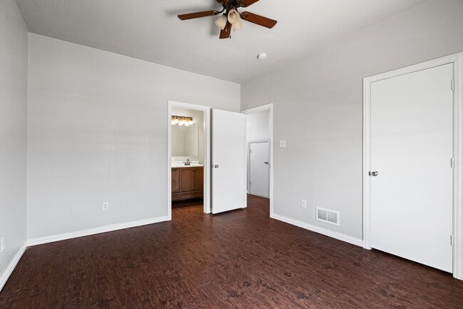 Building Photo - Jewel St- Duplex