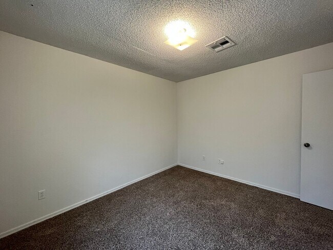 Building Photo - Peaceful 3 bedroom house in Broken Arrow!