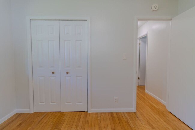 Building Photo - The Little Bungalow of Your Dreams Near East Bay! 2BR / 1BA Long-Term Rental