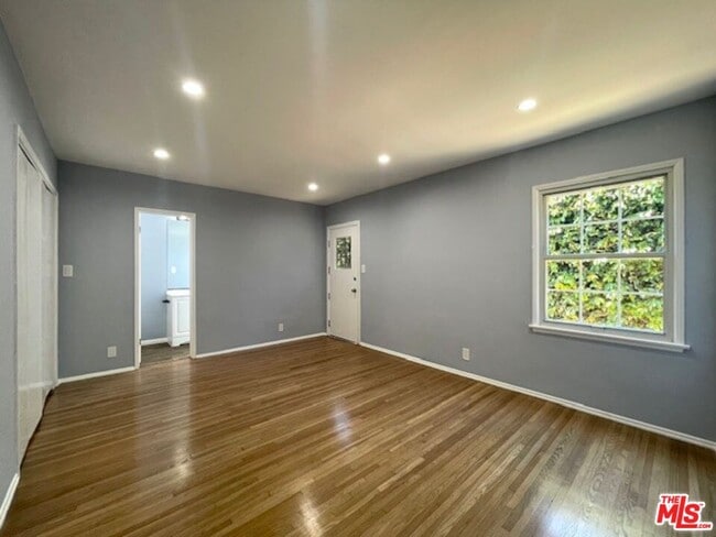 Building Photo - 7330 W 89th St