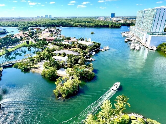 Building Photo - 16500 Collins Ave