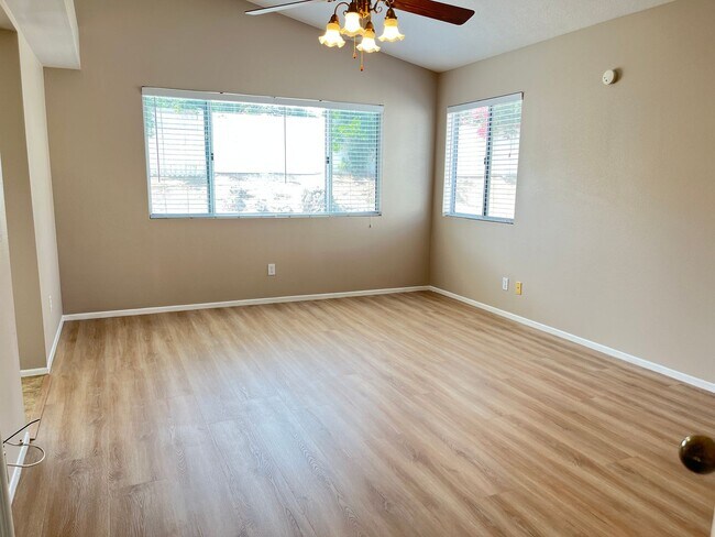 Building Photo - Large 4 bedroom home in Orangecrest for rent!